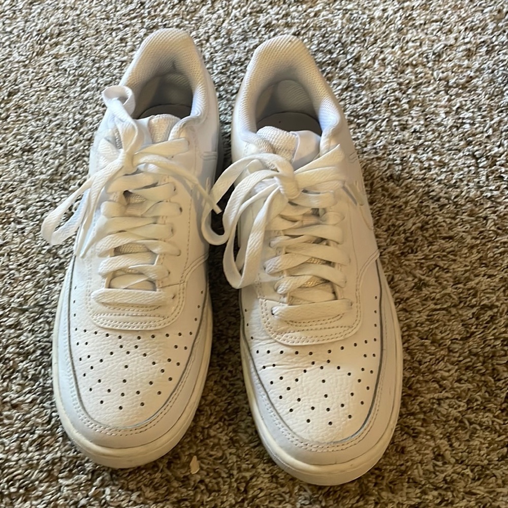 White Nike 7.5 women’s Court Vision Low in White
